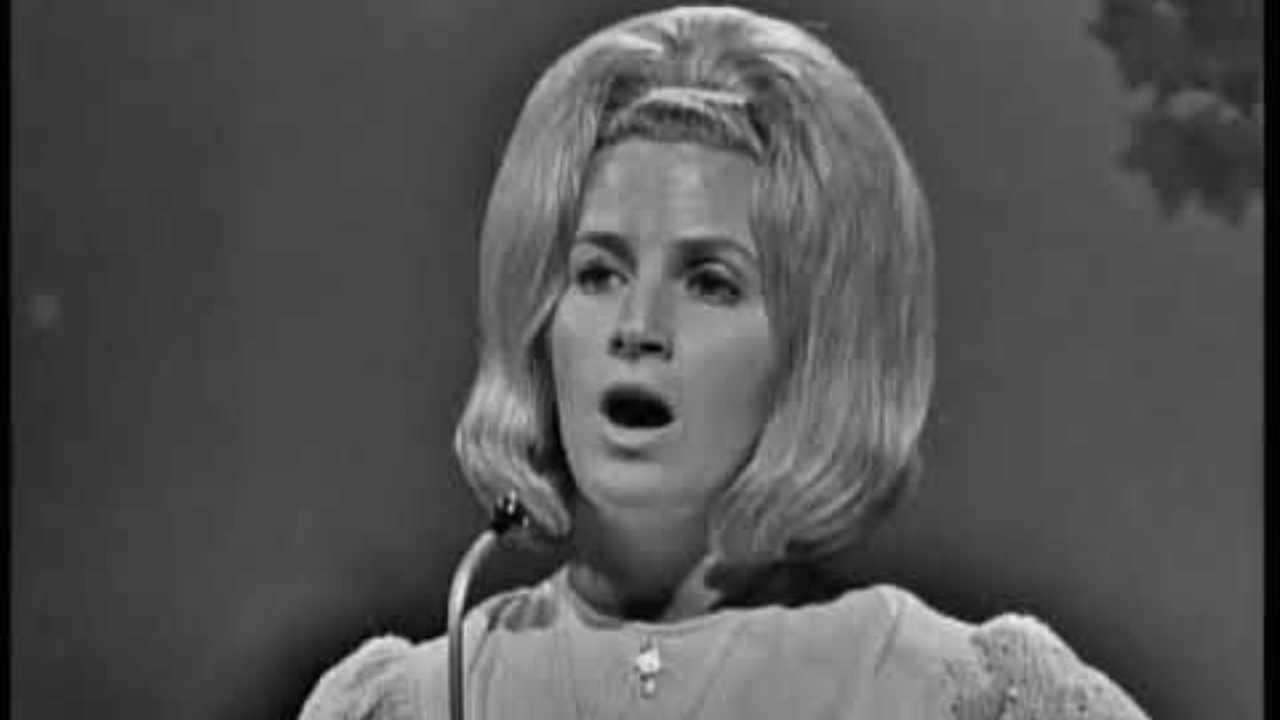 “The Legacy of The End of The World: Celebrating Skeeter Davis’s Impact on Music”