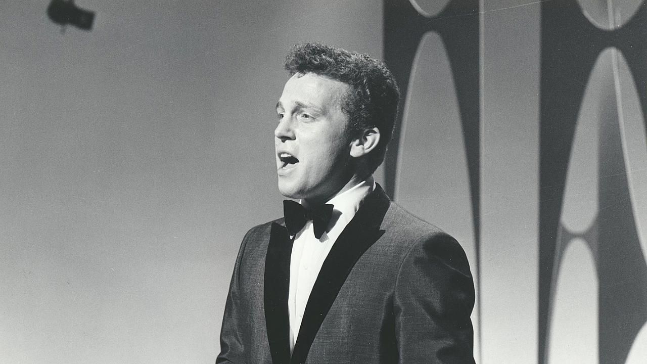 “Bobby Vinton’s ‘Blue Velvet’: A Song That Echoes Love and Loss”
