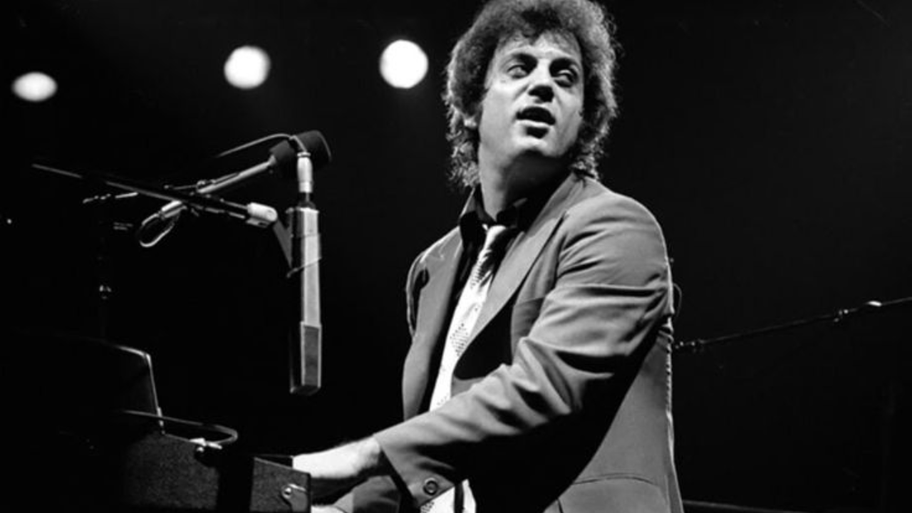 “Billy Joel’s ‘Piano Man’: A Song That Speaks to the Heart of Every Dreamer”