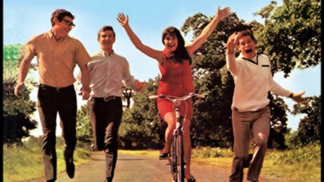 “The Magic of Childhood Dreams in The Seekers’ ‘Morningtown Ride’”