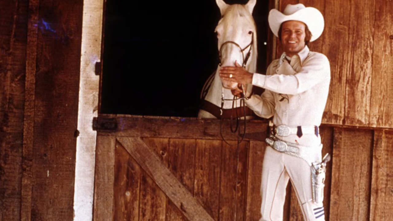 “The Rise of the Rhinestone Cowboy: Glen Campbell’s Journey to Stardom”