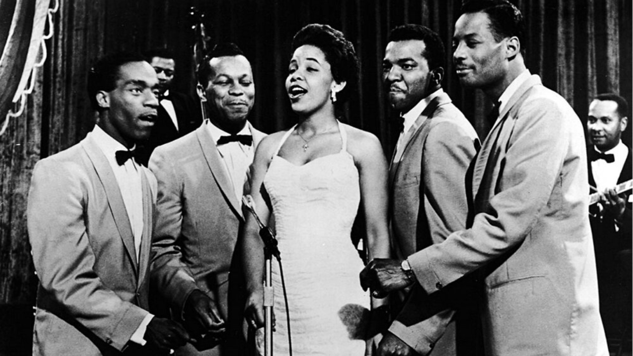 “The Platters’ ‘The Great Pretender’: A Masterpiece of 1950s Soul and Vulnerability”