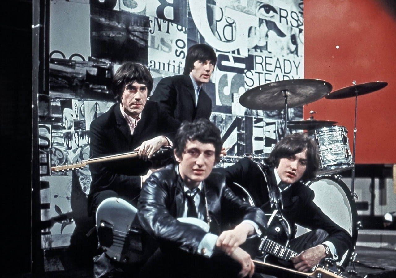 Whispers of Sorrow: The Kinks’ ‘Death of a Clown’ and Its Melodic Goodbye