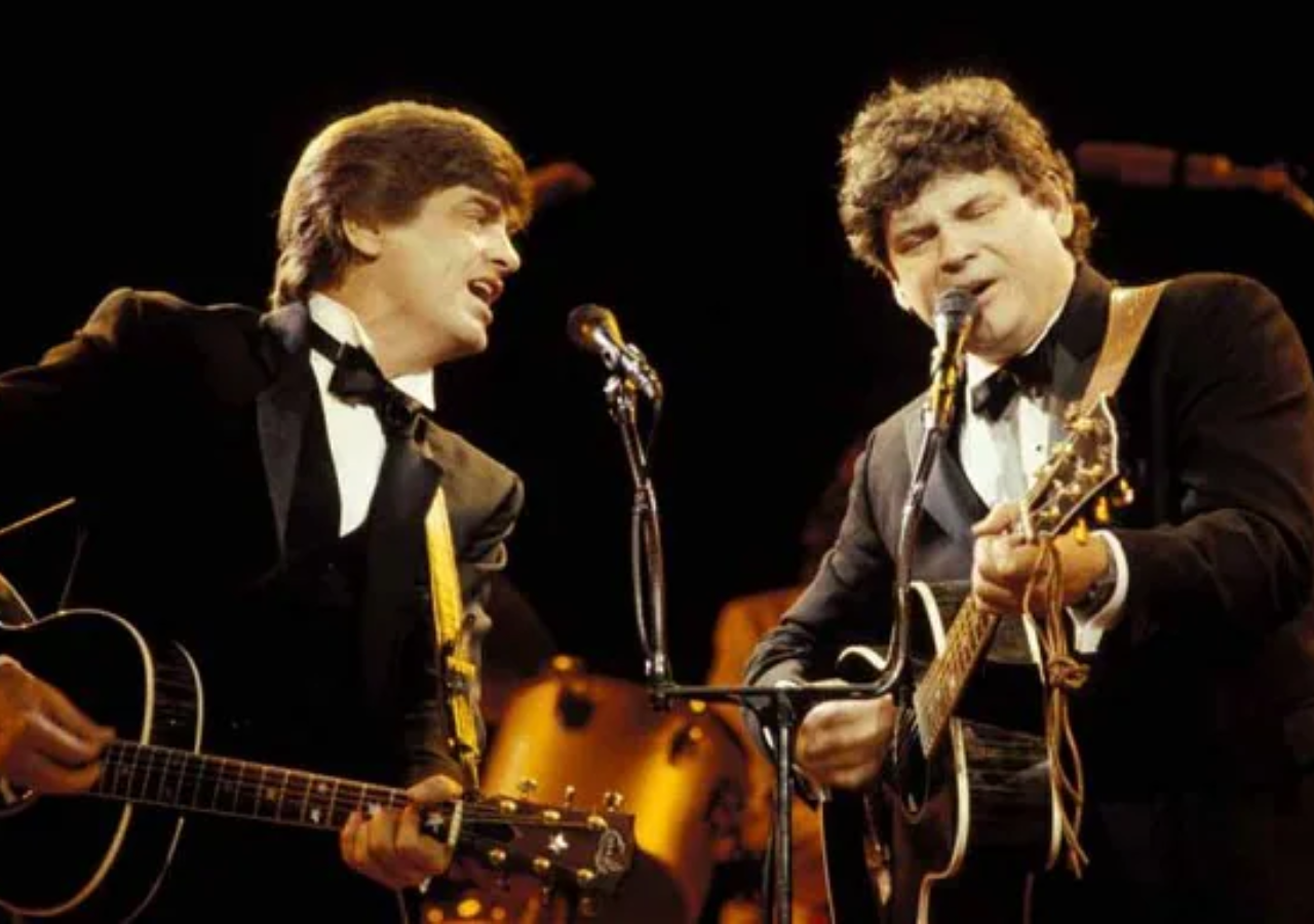 “Walk Right Back”: The Heartfelt Plea That Made The Everly Brothers Legends