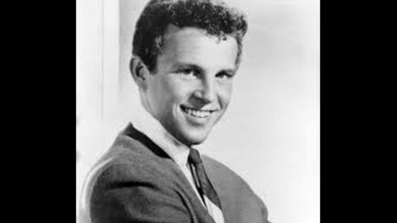 “The Sweet Sentiment Behind Bobby Vinton’s ‘Roses Are Red (My Love)'”