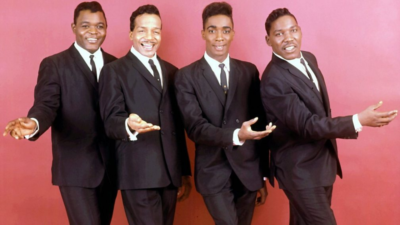 “The Drifters’ ‘There Goes My Baby’: A Perfect Blend of Soul and Style”