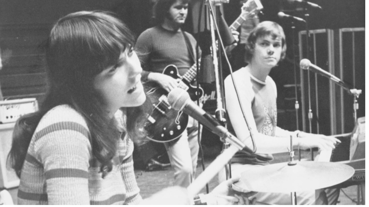 “Nostalgia in Harmony: The Carpenters’ ‘Yesterday Once More’ Explained”