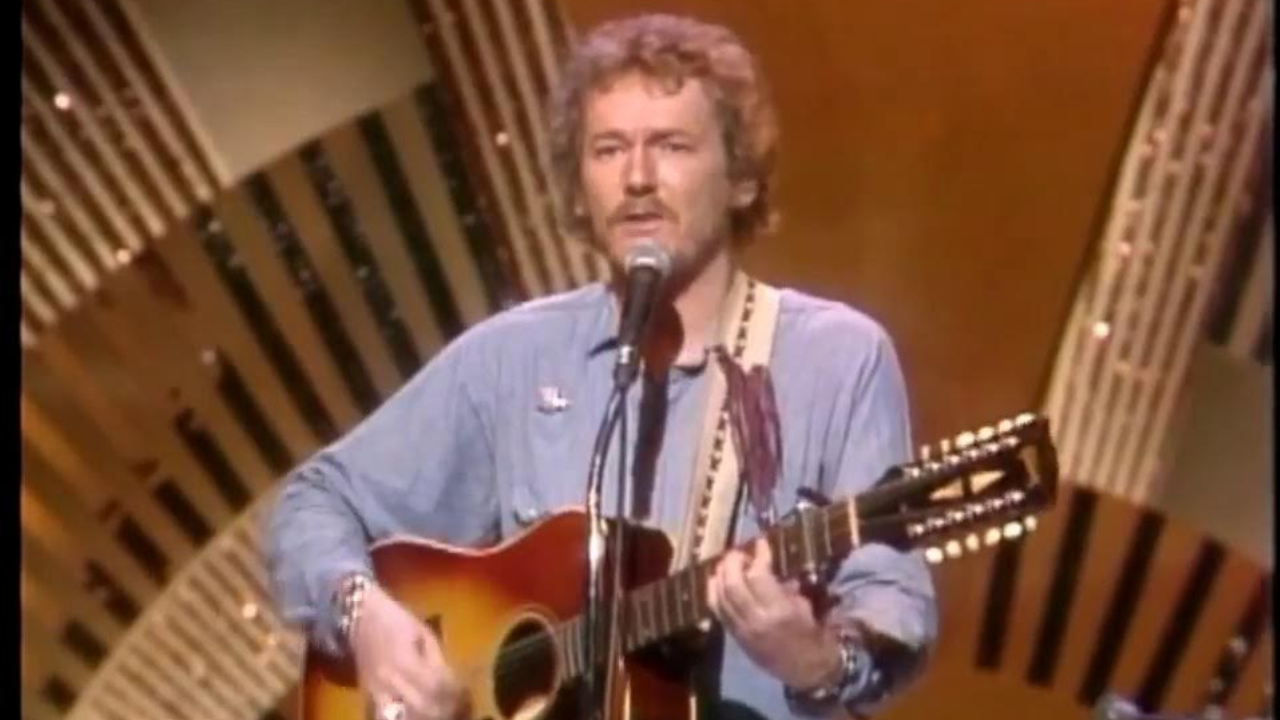 “Gordon Lightfoot’s ‘Sundown’: A Love Song Wrapped in Mystery”