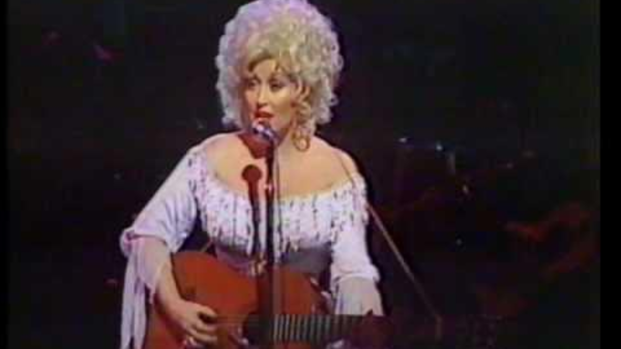 “Dolly Parton’s ‘Coat of Many Colors’: A Song of Love, Pride, and Humble Beginnings”