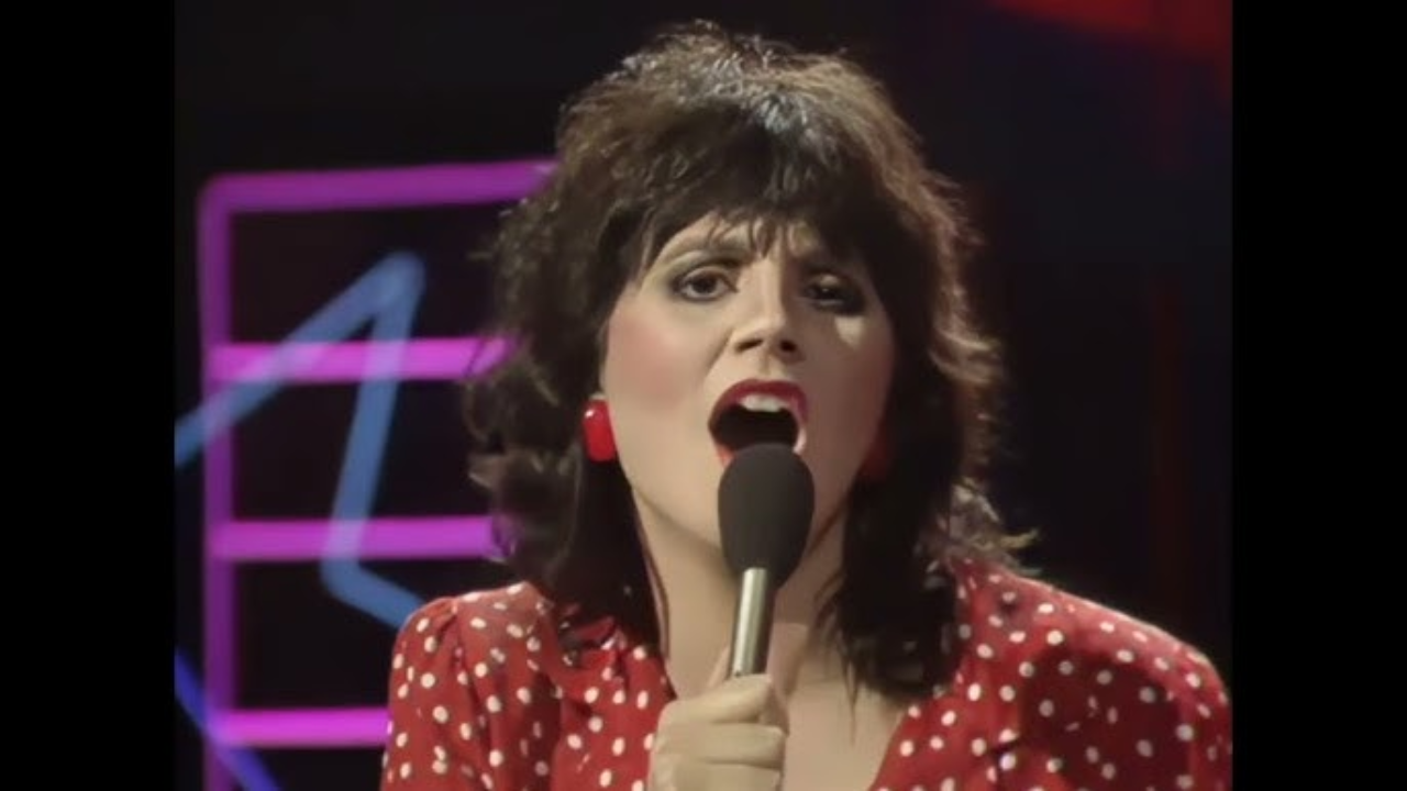 “Linda Ronstadt’s ‘Just One Look’: The Powerful Simplicity of a Timeless Hit”