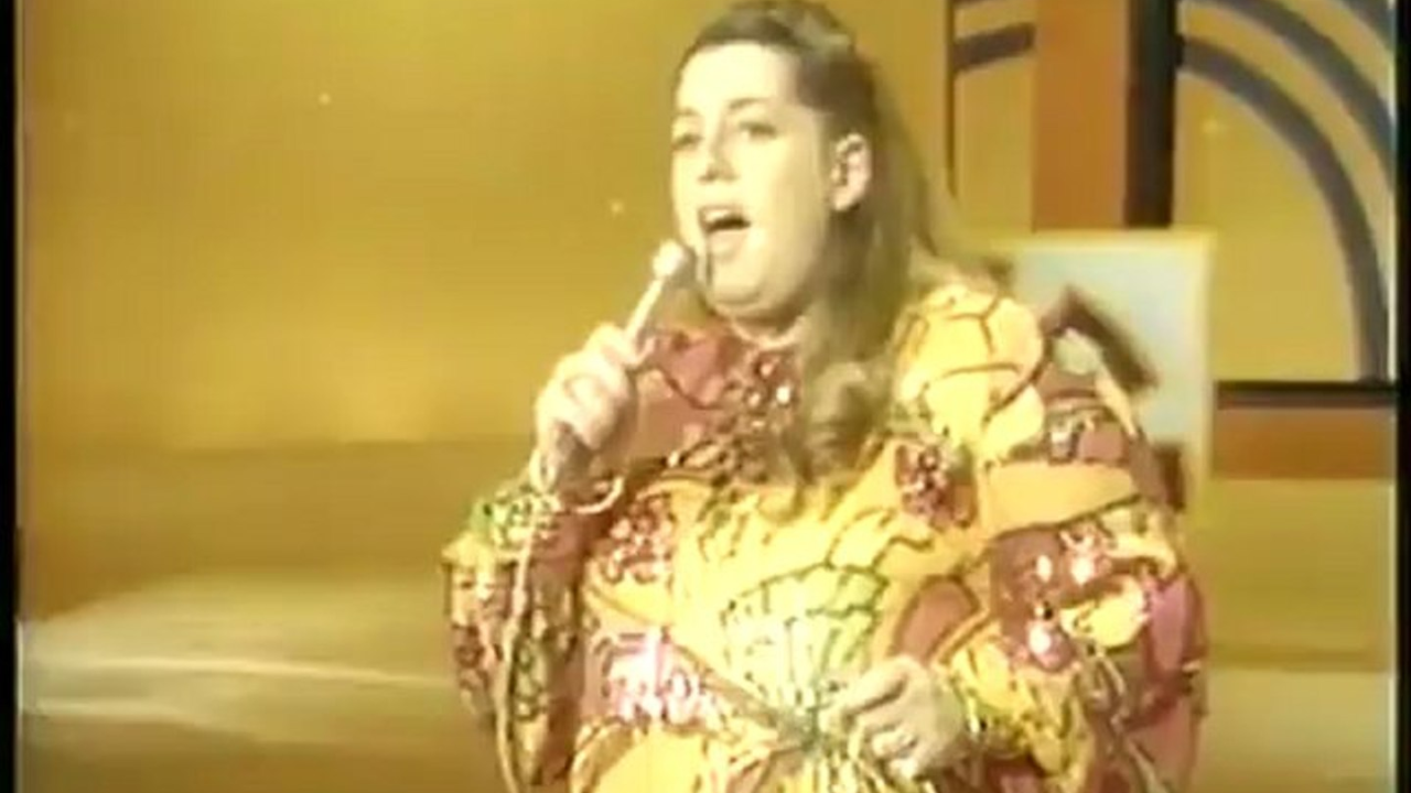 “Mama Cass Elliott’s ‘Make Your Own Kind of Music’: The Empowering Anthem That Still Inspires”