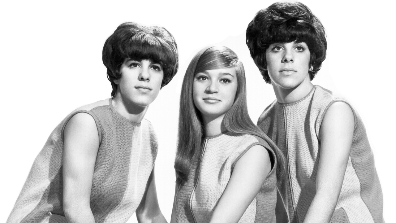 “The Shangri-Las: The Queens Behind ‘Leader of the Pack’ and Their Legacy”